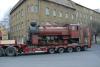 Lokomotiva U 57.001 přijíždí, za doprovodu televizních kamer, do Krnova. Je chladné ráno, 29. únor 2008, foto: Jan Kozelek