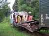 Odstavený zničený přípojný vůz řady CDlm 4-9587 k historickému M 120.417 v Hanušovicích