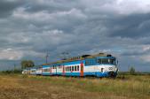 Electric multiple units and railcars