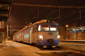 Electric multiple units and railcars