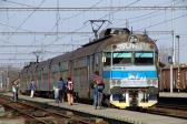 Electric multiple units and railcars