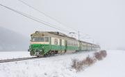 Electric multiple units and railcars