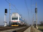 Electric multiple units and railcars