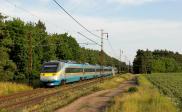 Electric multiple units and railcars