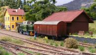 T 334.024 přistavuje krytý vůz ke skladišti