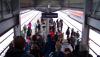 Přestup cestujících do spěšného vlaku, foto: Martin Pitřík