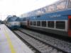 Jednotky řad 451 a 471 se míjí na železniční zastávce Čelákovice Jiřina