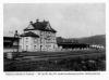 Vsetín: staniční budova s dále prodlouženým přístřeškem a po úpravě do jednotného architektonického stylu Dráhy presidenta Masaryka po roce 1928. Foto stavu ve 40. a 50. letech 20. stol., foto: arhiv J. Macečka