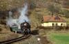 Loko 433.002 s mikulášským vlakem vyjíždí 1.12.2012 z tunelu v Návojné. Na portálu je vročení 1927 a vpravo je podvojný strážní domek, foto: T. Dombrowski