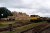 Lokomotiva 721.519 při posunu s vozy na přepravu kolejnic (2016), foto: Ondřej Pojedinec