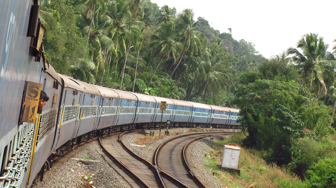 Long train journey. Железнодорожный транспорт в Индии. Длинный поезд. Керала поезд в джунглях. Самый длинный поезд.