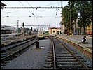 Pohled z nástupiště na provizorní trpasličí návěstidla