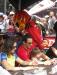 Hélio Castroneves patří k velkým osobnostem IndyCar. Na autogramiádu si vzal svojí malou dcerku. Za ním Firehawk, maskot dodavatele pneumatik Firestone, foto: Vítězslav Boch